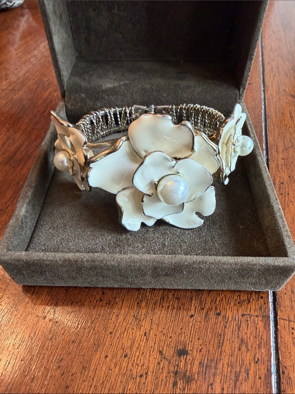 Costume Jewelry Elegant White Floral Pearl Bracelet - Unbranded